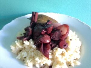 vegan stifado with mushrooms